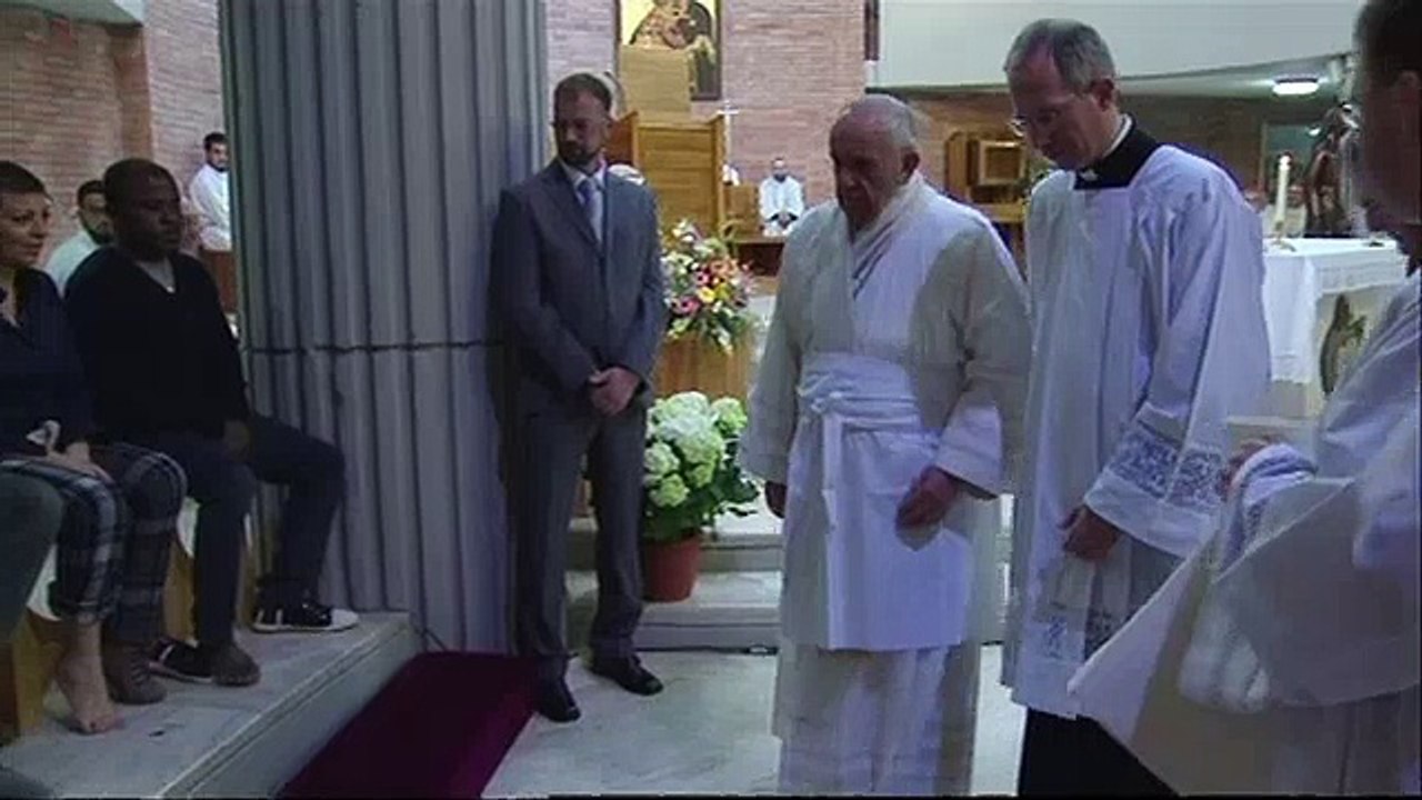 Papa Francisco lavó los pies a 12 presos en Roma
