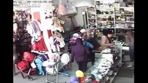 LiveLeak - An old woman steal like a master thief