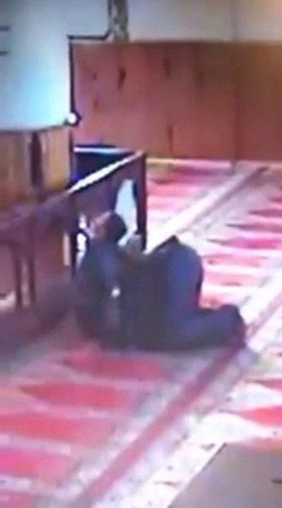 Un imam Turque fait la prière avec son fils : pas facile tout les jours le gamin!