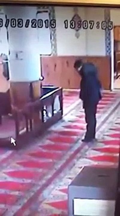 Not so easy to pray with you son... Hilarious Muslim trying to pray with his excited kid...