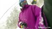 Ce Snowboardeur se prend le remonte pente dans la face pendant un selfie!
