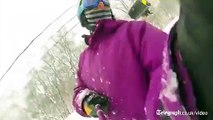 Ce Snowboardeur se prend le remonte pente dans la face pendant un selfie!