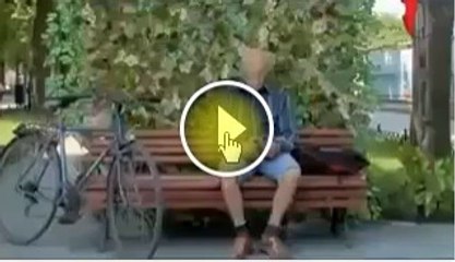 Attention, ne faites pas confiance aux chaises qu'il ya dans le parc.