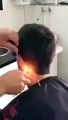 Il utilise un briquet pour coiffer ses clients