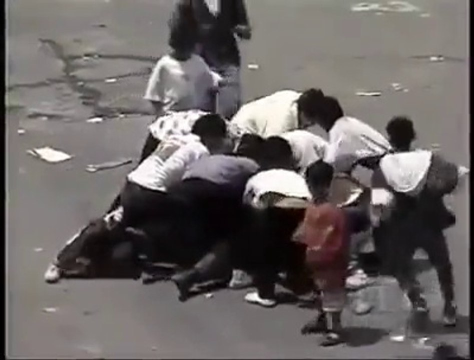 Ils se fait BRAQUER en Pleine Rue par 10 Vieux SDF ...