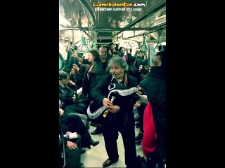 Taksim Metrosunda Tulum Çalan Artvinli
