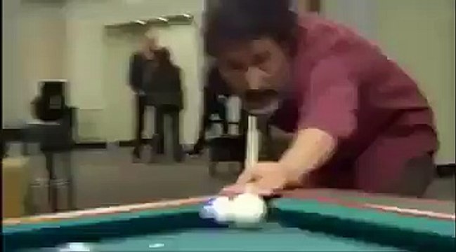 بنت تصور والدها يلعب البلياردو . و يقوم بدعوة زيدان للعب . و تحدث المفاجأة