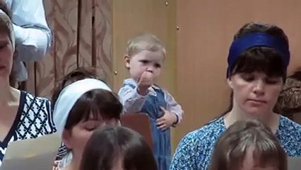 ركزوا مع البنت الصغيره والله بكيت من جمال وروعة هذا الفيديو