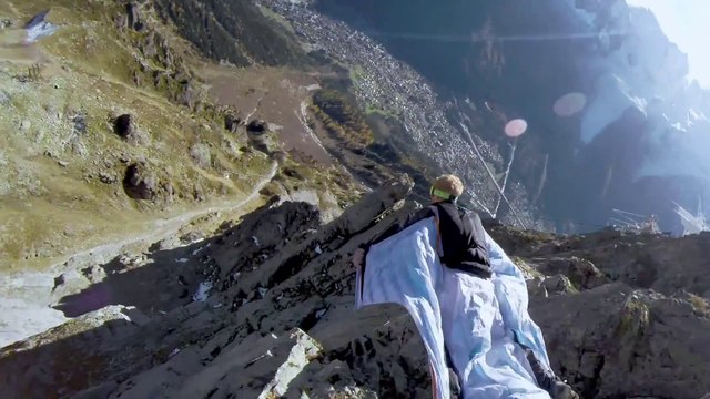 Faire un check à son pote resté au sol pendant un vol en Wingsuit : tricks de malade!