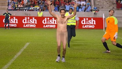 Çırılçıplak sahaya daldı ve gol attı!