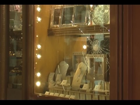 Marano (NA) - Rapina a gioielleria, banditi sfondano la vetrina -1- (03.04.15)