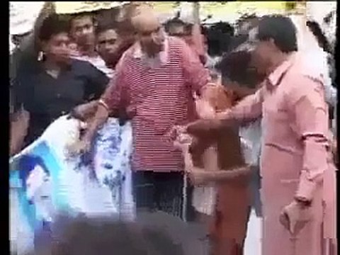 MQM Worker *Mistakenly* Abused Altaf Hussain during a Protest