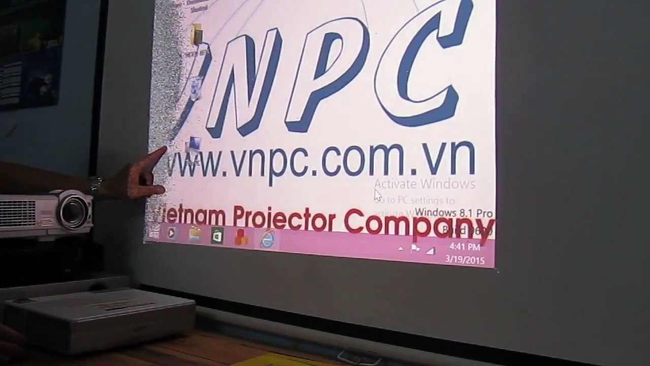 Cách khắc phục máy chiếu có nhiều đốm trăng?