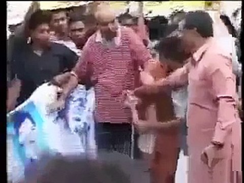 MQM Worker _Mistakenly_ Abused Altaf Hussain during a Protest