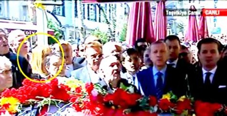 Kayahan'ın Cenaze Namazında Dikkat Çeken Kadın