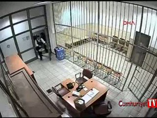 Adliye karakolunda dayak kamerada