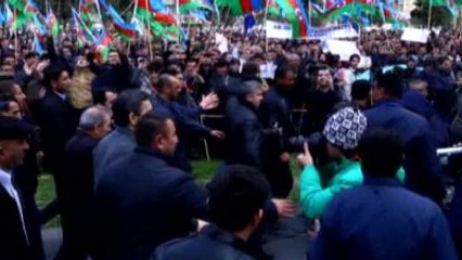 Azerbaycan'da Muhalifler Miting Düzenledi