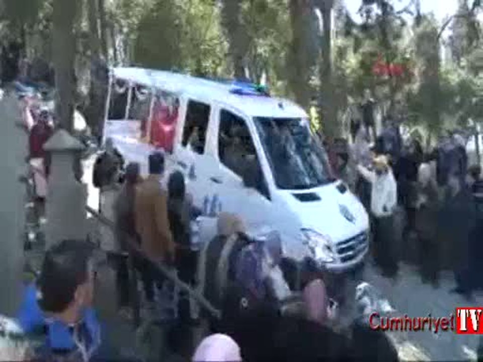 Kayahan vasiyet ettiği yere gömüldü