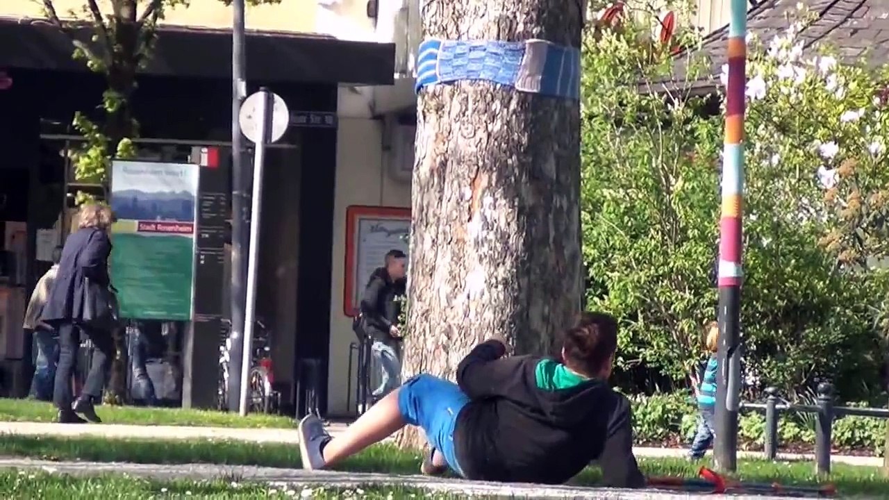 KRÜCKEN PRANK | STREET PRANK ( Versteckte Kamera ) #1 | JER TV