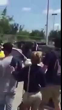 Mamma mia ragazzi quante se ne danno questi due... il pubblico intorno è totalmente sorpreso..