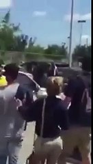 Mamma mia ragazzi quante se ne danno questi due... il pubblico intorno è totalmente sorpreso..