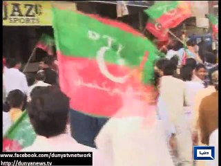 Dunya News - Karachi: PTI workers protest at Karimabad