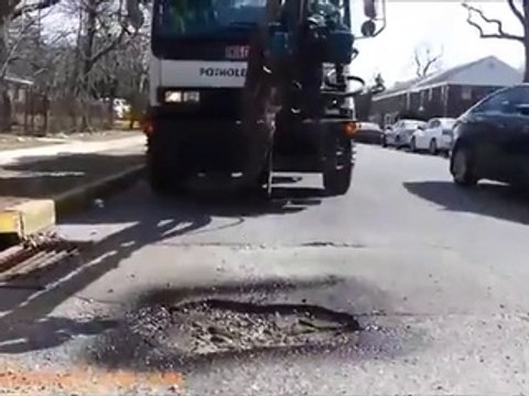 سڑک کے گھڑوں کو بھرنے والی لاجواب مشین دیکھیے - Nazo Fun Zone