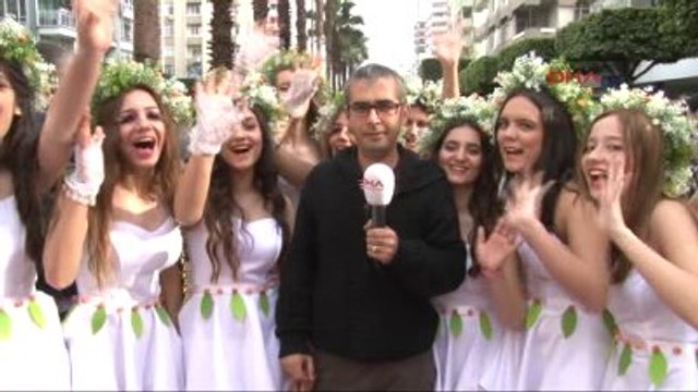 Portakal Çiçeği Karnavalı'nda 90 Bin Kişi Yürüdü