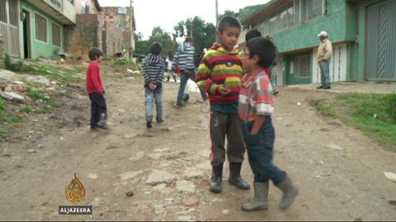 Recycled bottles used as street lamps in Colombia