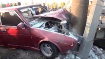 Otomobil Aydınlatma Direğine Çarptı: 4 Yaralı