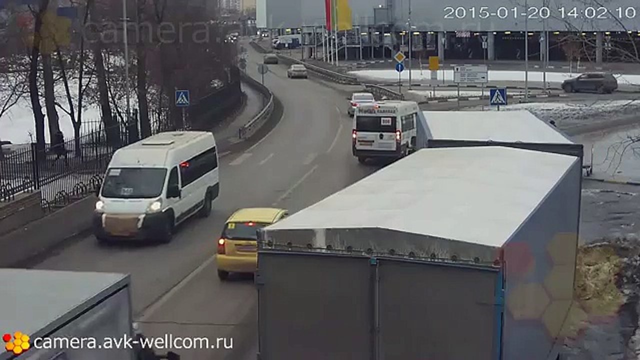 Cette Femme regrette de ne pas avoir Regarder avant de Traverser