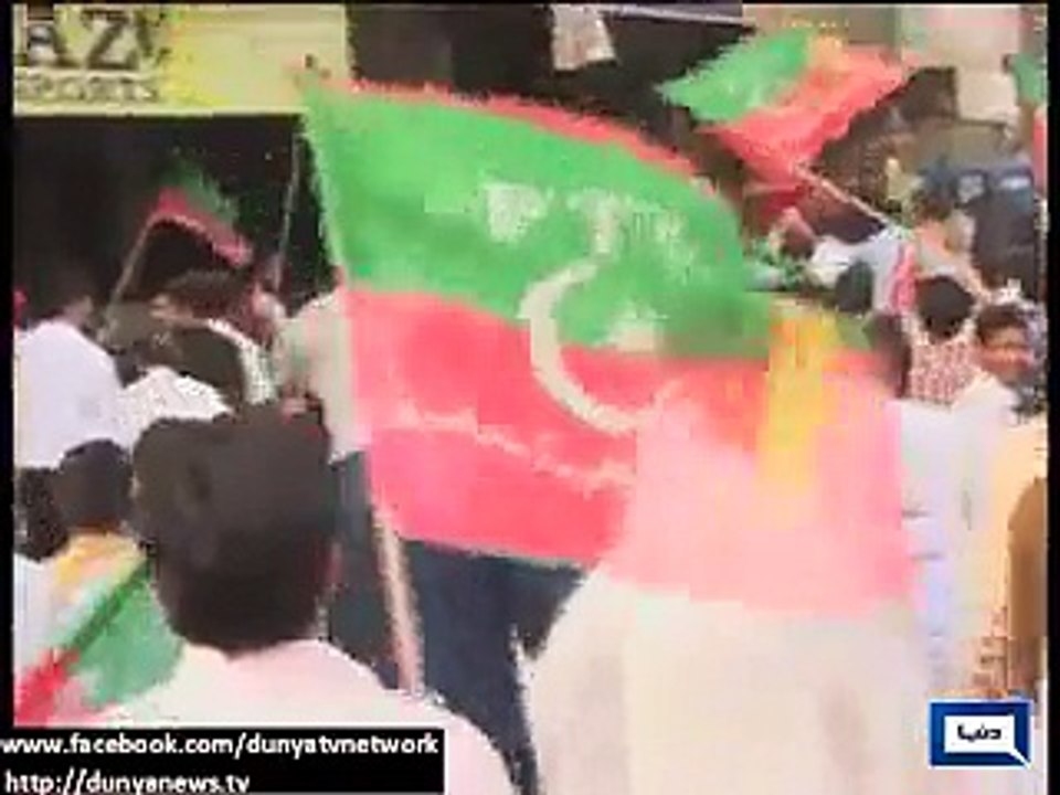 Karachi- PTI workers protest at Karimabad