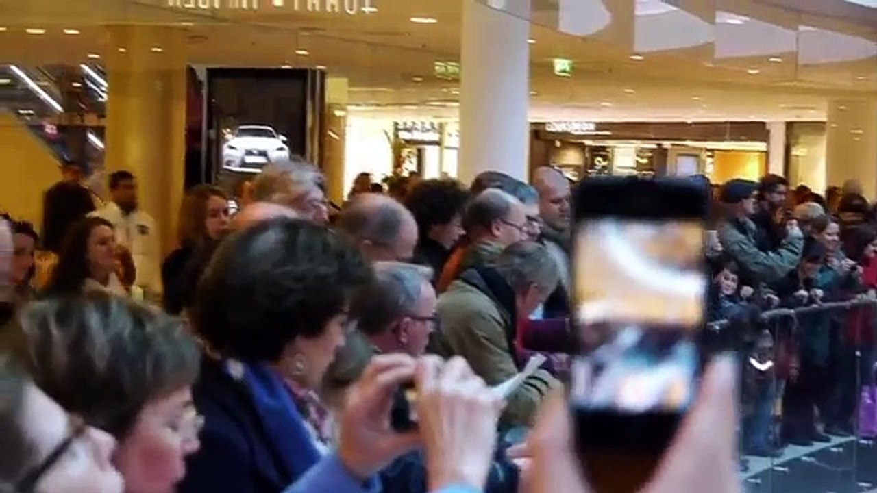 Paris Choral Society Flash Mob Sings the Messiah Hallelujah