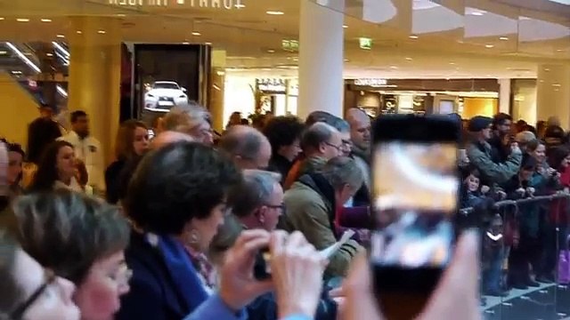 Paris Choral Society Flash Mob Sings the Messiah Hallelujah