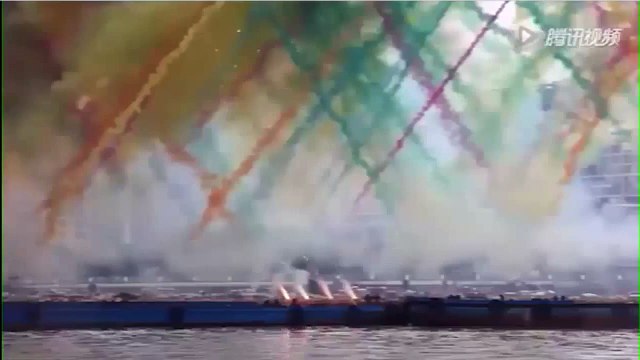 Feu d'artifices coloré tiré la journée