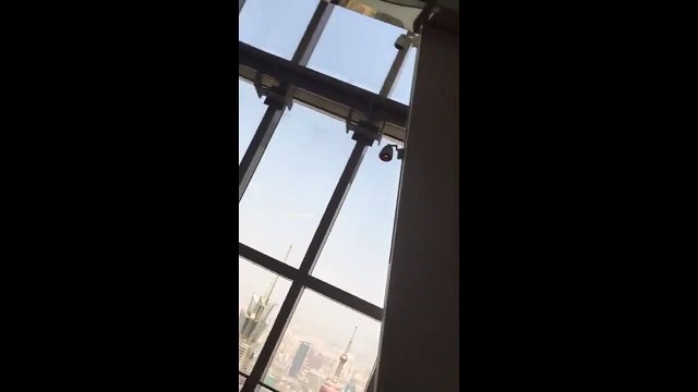 Une nacelle de laveurs de vitres secouée par le vent