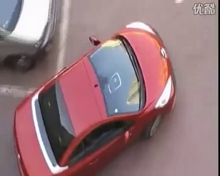 Il tente de voler la place d'une femme qui se venge de la plus belle des façons...