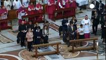 El papa pide en la Vigilia Pascual a los católicos que vivan su fe con 