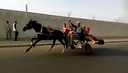 صاحب العربة الذي أبهر أصحاب السيارات في الدار البيضاء !!