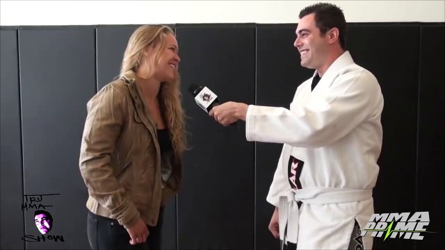 لاعبة فنون قتالية تلقن مذيعا درسا قاسيا ...