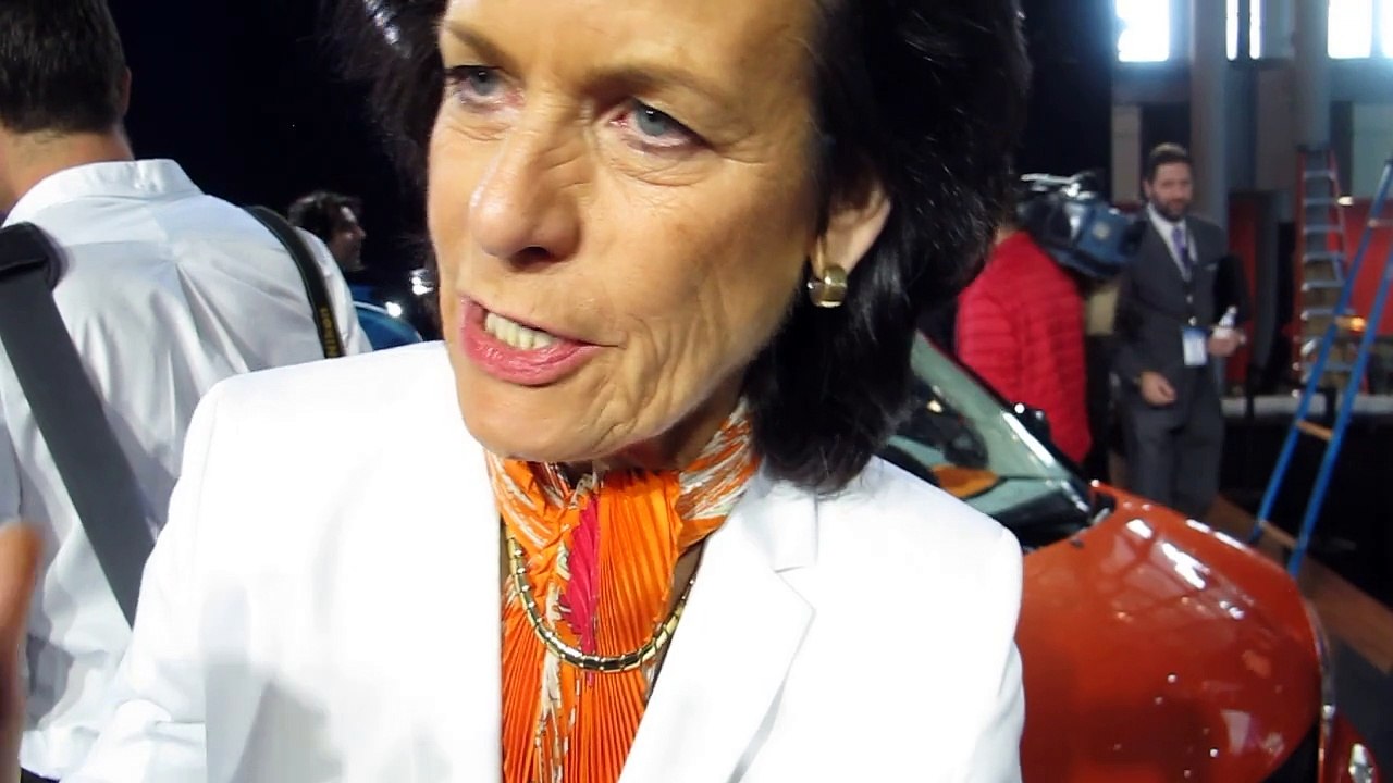 SSMART President Dr. Annette Winkler talks with NewCarNews.TV Bob Giles about the 2016 SMART Fortwo  at the 2015 NYC Auto Show.