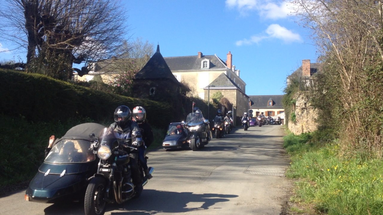Rassemblement de side-cars. Passage à Brulon