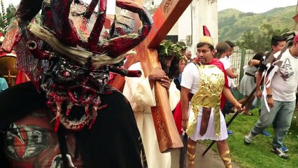 D'inquiétants diables rouges en Equateur pour célébrer Pâques