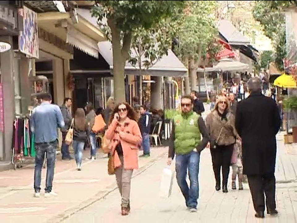 Ανοιχτά τα καταστήματα στη Λαμία. Αντιδράσεις από τους υπαλλήλους