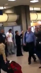 Un père accueille sa fille à l'aéroport avec un Haka. Excellent