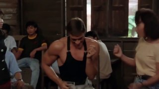 Van Damme bailando Una wacha piola