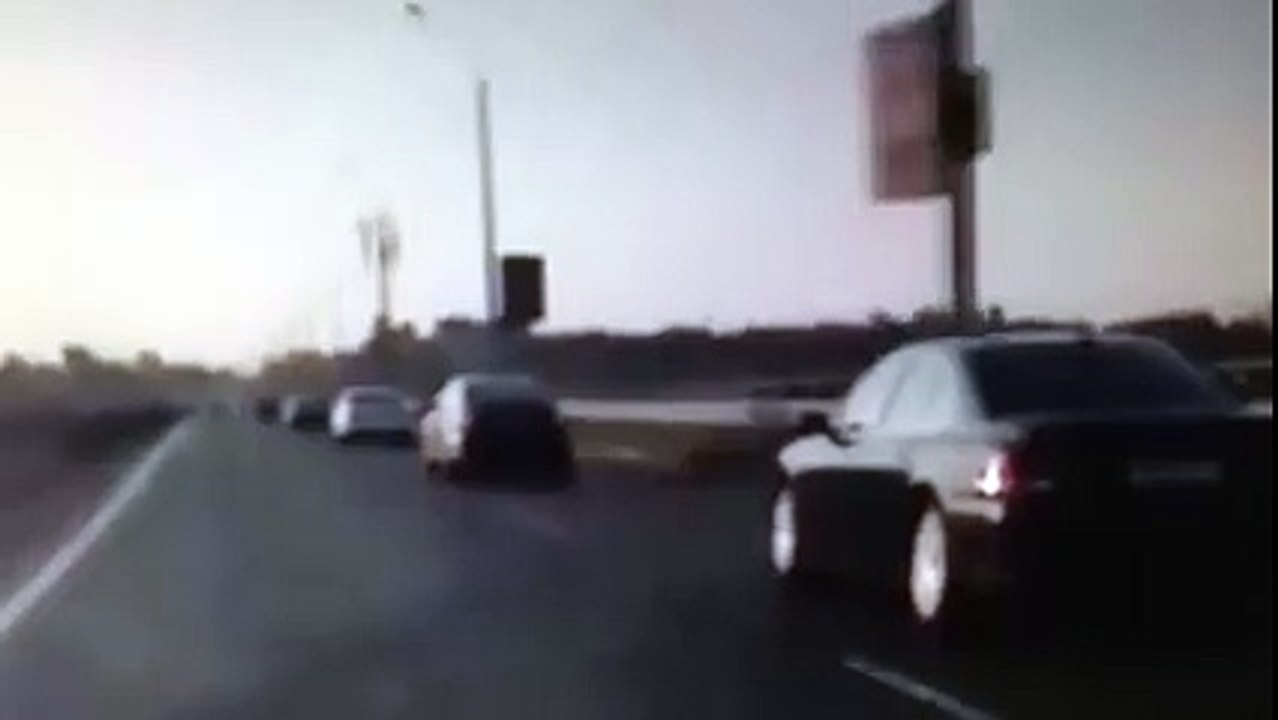 فيديو حقيقي أصبح سائق الدراجة النارية إلى سبيدر مان شاهدوا