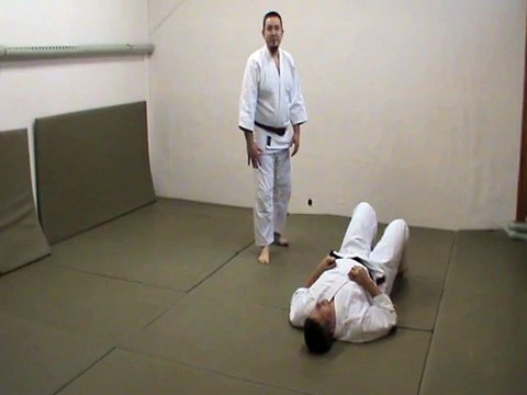 Sol contre debout latéral aux mains : à genou, mawashi tsuki, jambes inversées