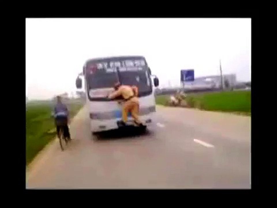 مسخره شرطي مصمم على المخالفه