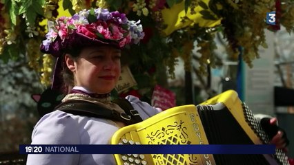 Pâques : un dimanche ensoleillé sur les marches de Montmartre
